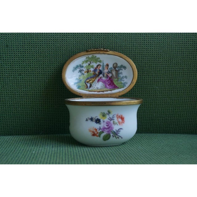 18th Century Porcelain Snuffbox For Sale - Image 10 of 11