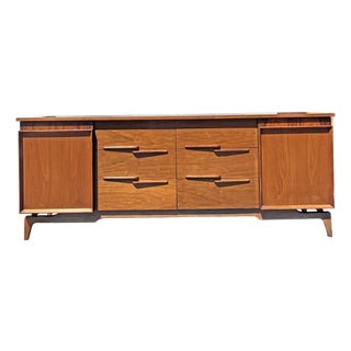 Mid Century Modern Vintage Long Dresser or Credenza Floating Design Parvin Style For Sale