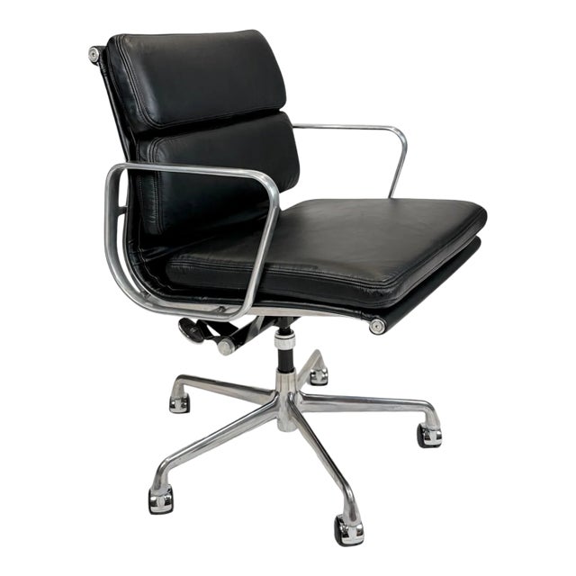 Herman Miller Eames Aluminum Group Soft Pad Management Chair – Black Leather For Sale