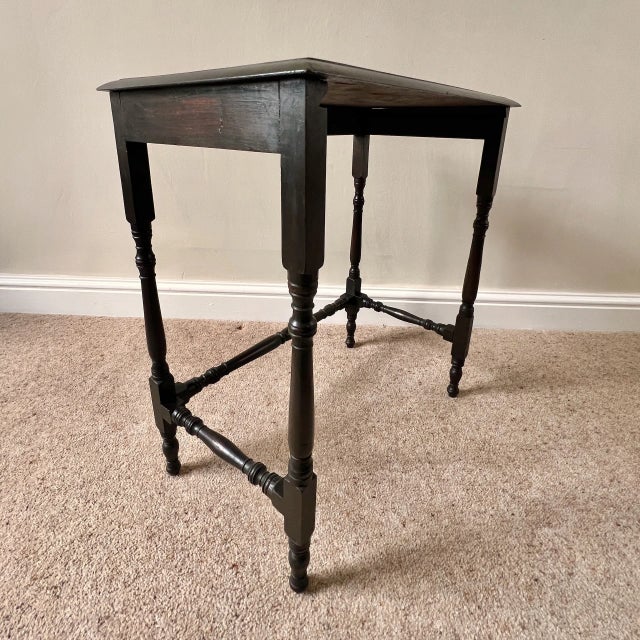 English Late Victorian Dyed and Carved Walnut Nesting Tables with Ivy Borders and Stag Emblem, 1890s, Set of 2 For Sale - Image 9 of 18
