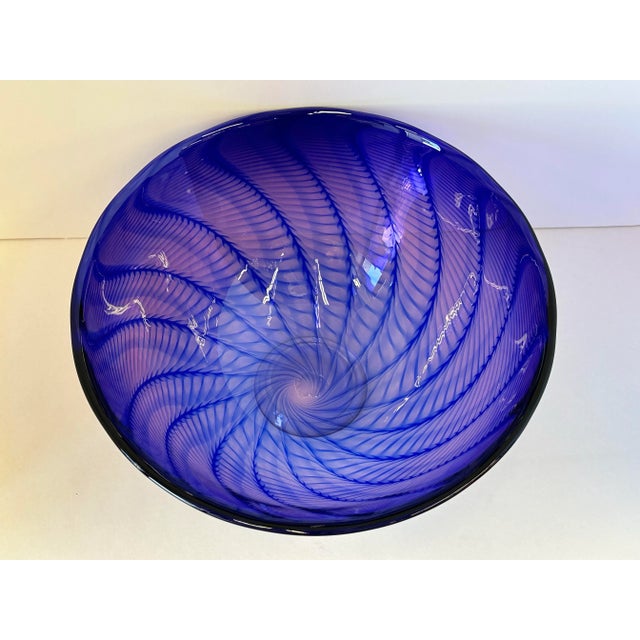 Signed 1991 Robinson Scott Handblown Art Glass Bowl – Iridescent Purple-Blue With Pink Spiral Pattern For Sale - Image 9 of 12