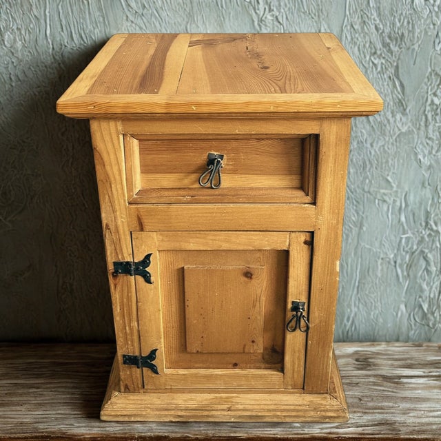 Vintage Southwestern Rustic Ponderosa Pine Nightstands– A Pair For Sale - Image 14 of 14