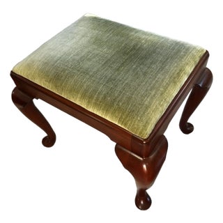 Vintage Henkel Harris Upholstered Cherry Queen Anne Style Ottoman / Footstool For Sale