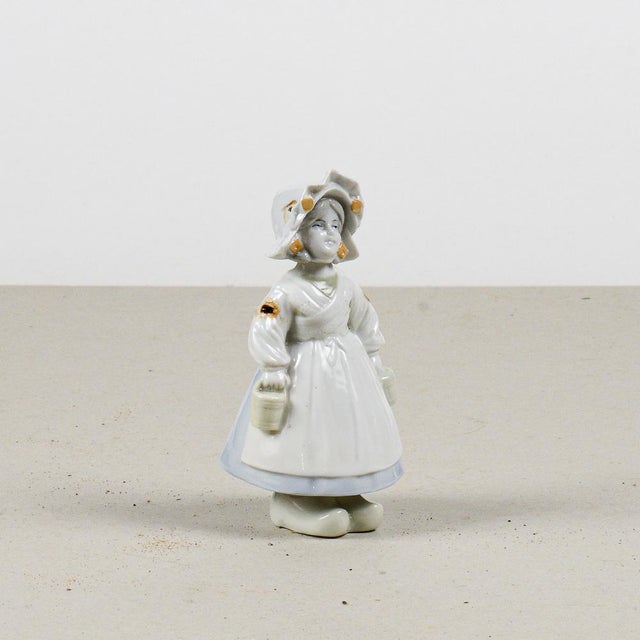Delicate ceramic figurine depicting a ballerina with articulated movements. Its compact dimensions of 6.5 cm wide, 6.5 cm...