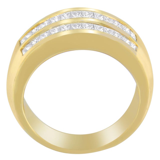 Beautiful 14KT yellow gold ring with princess- and baguette-cut natural diamonds. The sparkling stones are placed in a...