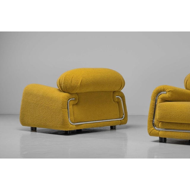 This pair of lounge chairs, crafted by Gruppo Industriale Salotti B&T in Italy in the 1970s, perfectly combines bold...