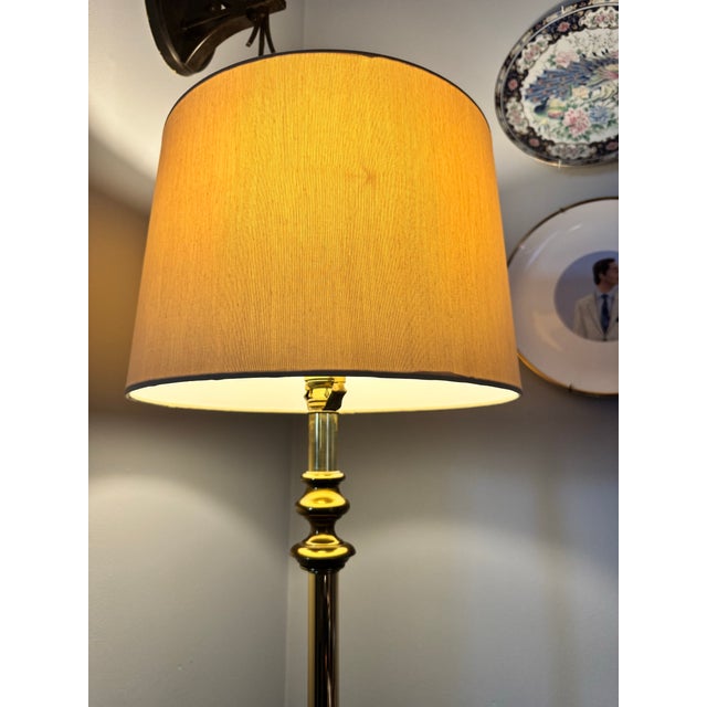 Beautiful vintage brass floor lamp featuring an integrated round glass side table. Features a substantial decorative...