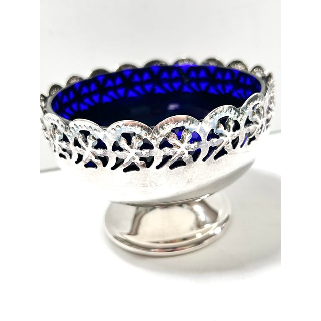 Early 20th Century Antique Silver Plate Pierced Pedestal Bowl With Cobalt Blue Glass Liner – Victorian Centerpiece For Sale - Image 5 of 7