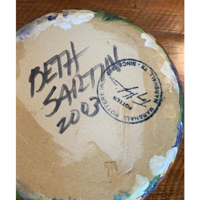 White Hand‑Painted Artisan Floral Pitcher by Beth Sartin for Marshall Pottery, 2003 – Signed Texas Folk Art. Cottagecore Decor & Collector Piece For Sale - Image 8 of 9