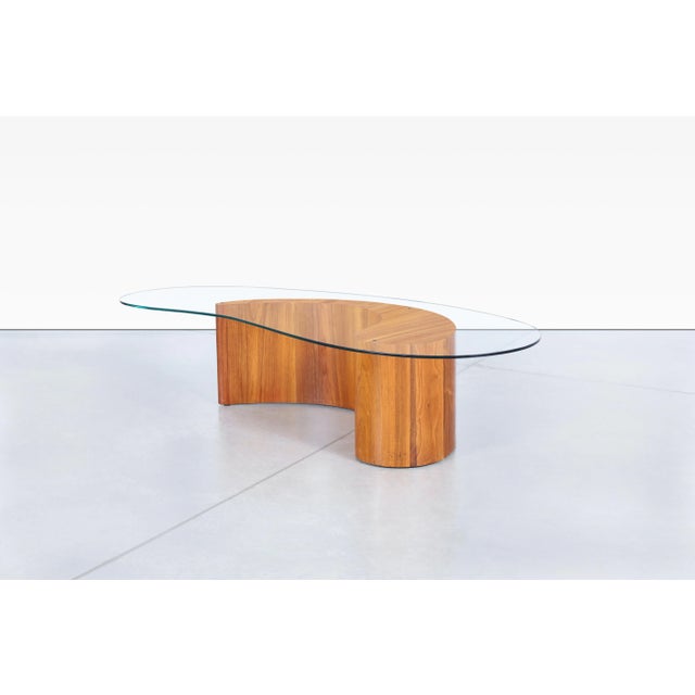 1960s Mid-Century Modern Biomorphic Walnut and Glass Coffee Table, Usa, 1960s For Sale - Image 5 of 10