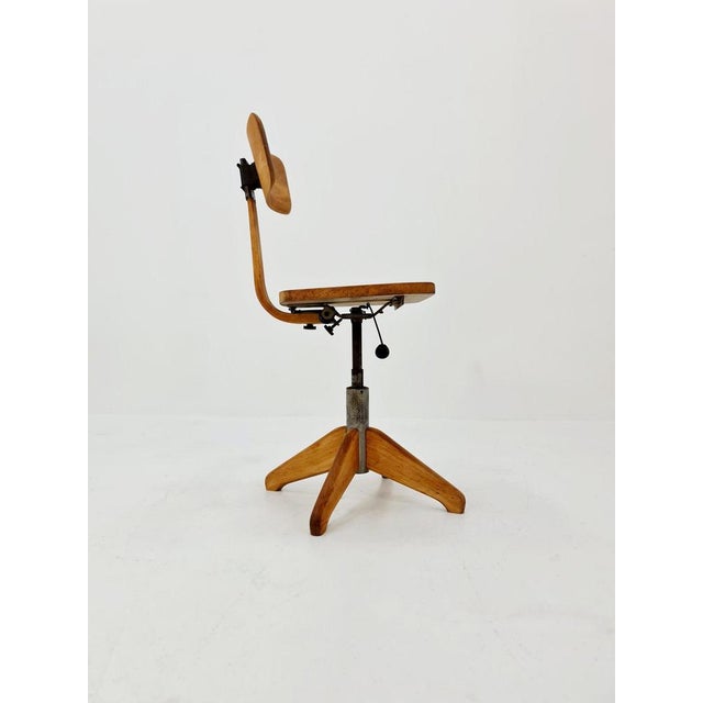Bauhaus swivel office chair in solid wood By stollgiroflex 1930s The chair is in good condition Measurements: Height : 79...