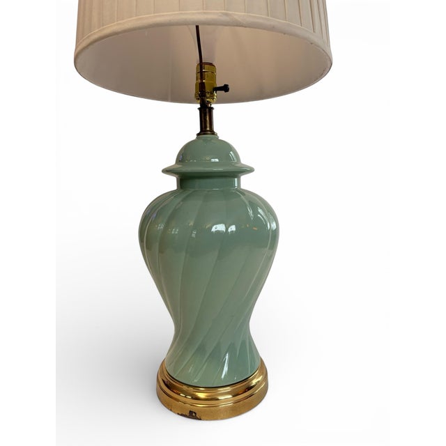 1980s Vintage Chinese Celadon Green Ginger Jar Table Lamp, MCM Hollywood Regency Postmodern Brass Base With Finial For Sale - Image 5 of 12