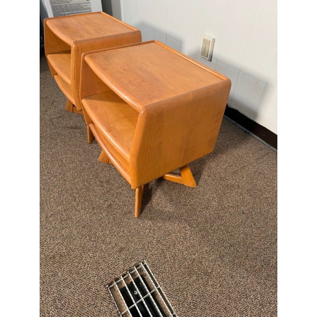 Champagne Mid 20th Century Pair of Heywood Wakefield Sculptura M-778 Nightstands in Original Champagne Finish For Sale - Image 8 of 12