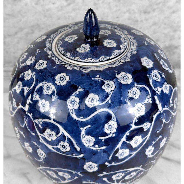 1970s Vintage Chinese Chinoiserie Blue & White Porcelain Butterfly Floral Ginger Jar For Sale - Image 5 of 9