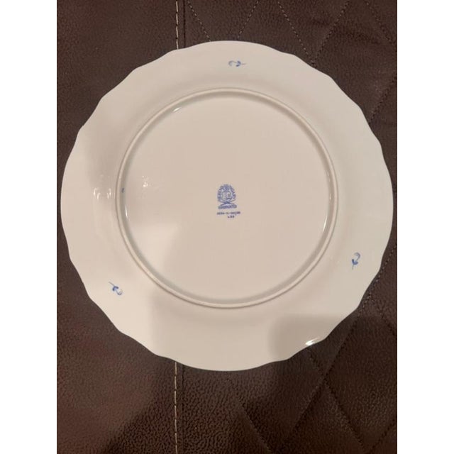 This elegant dinner plate is part of the iconic Chinese Bouquet collection by Herend, a renowned porcelain manufactory. It...