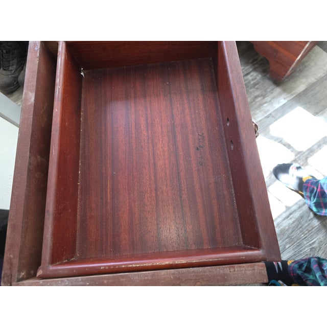 1970s Mahogany Carlton McLendon Furniture Co. Marble Top Side Table For Sale - Image 15 of 16