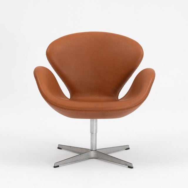 2000 - 2009 Arne Jacobsen “Swan” Sofa & Pair of Chairs in Cognac Leather for Fritz Hansen - Set of 3 For Sale - Image 5 of 18