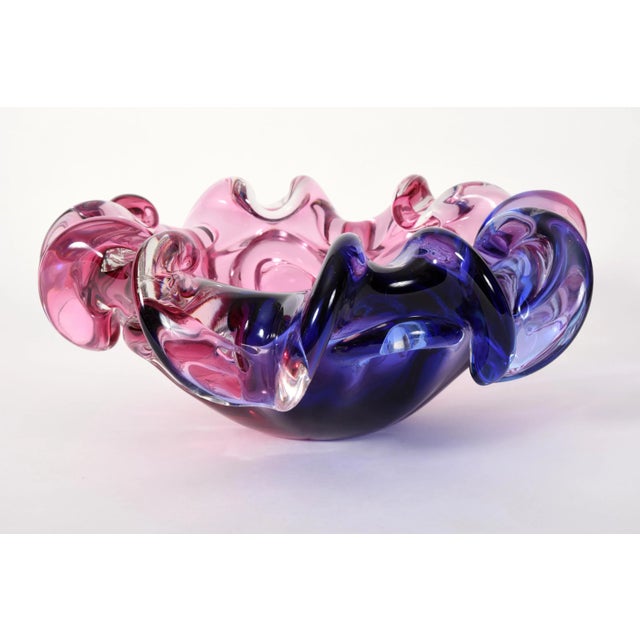 Large mid-20th century modern Art Deco style Murano glass decorative accent piece / centerpiece. In excellent condition....