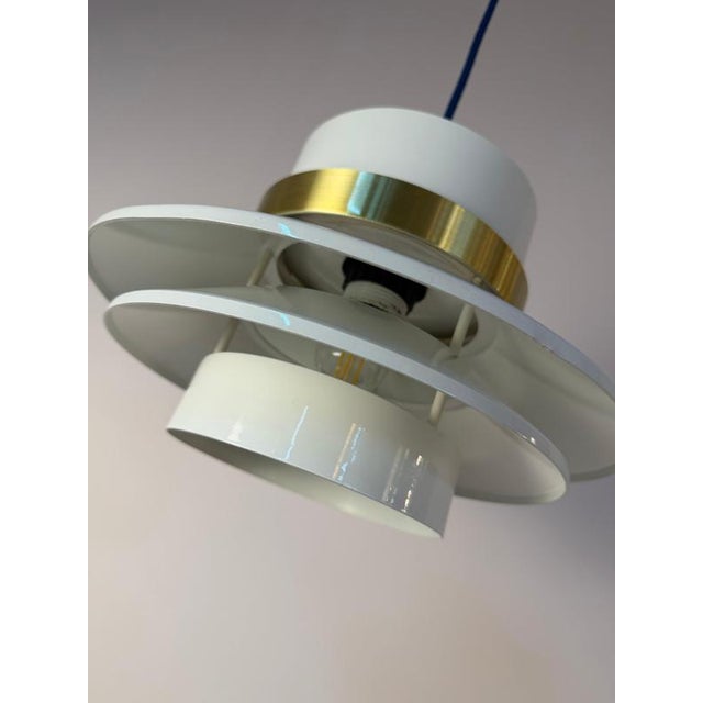 This Scandinavian original combines metallic sheen with timeless elegance: The louvered lamp from Denmark is closely based...