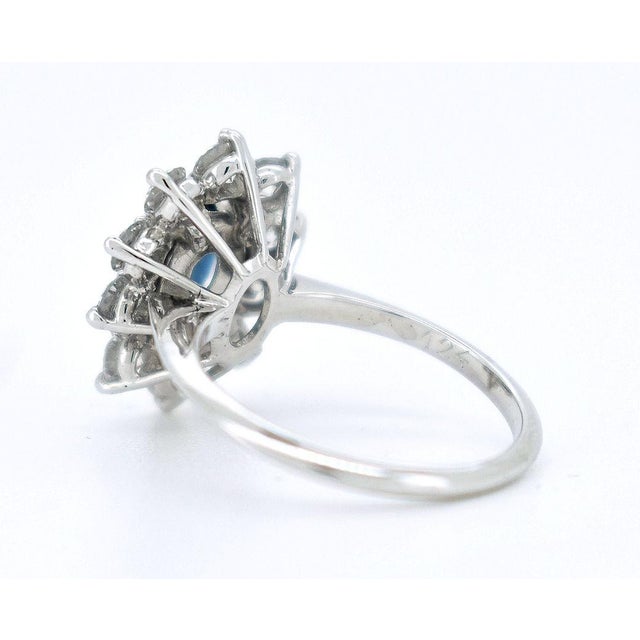Contemporary 1990s Vintage Daisy Ring in 18 Carat Gold, Natural Sapphire and Diamonds, Size 4.75 For Sale - Image 3 of 11