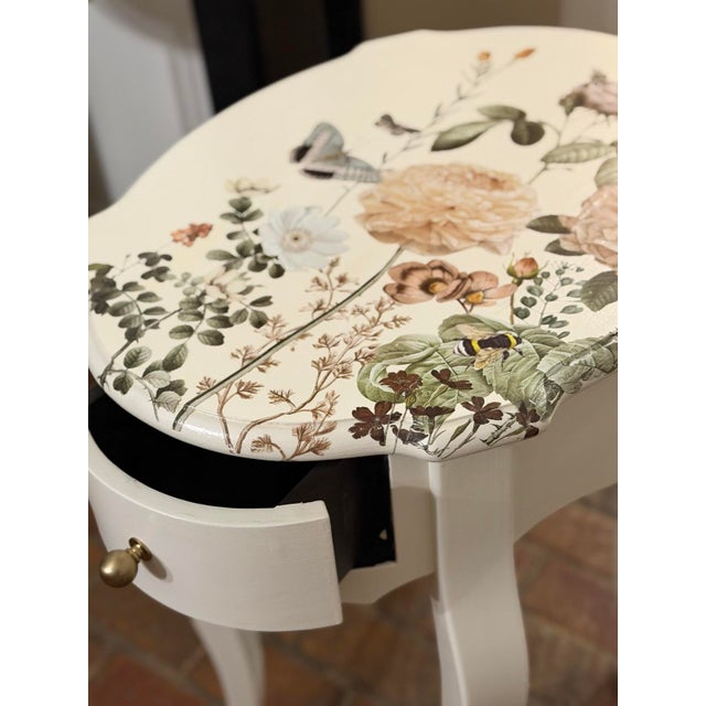 French Country Botanical Floral Accent Table With Scalloped Apron, Refinished For Sale In Baton Rouge - Image 6 of 10