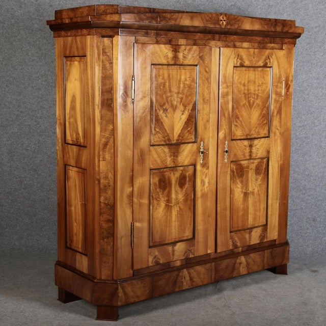 Antique Biedermeier Cabinet in Walnut, 1820s For Sale - Image 17 of 18