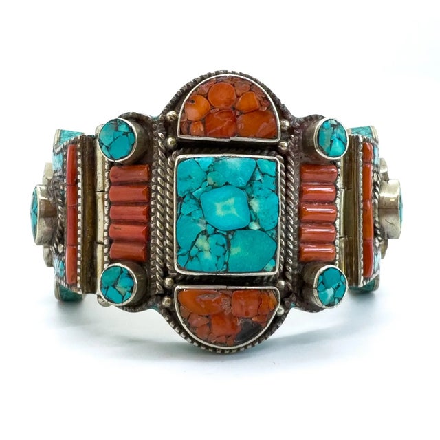 This vintage tribal Moroccan jewelry set is a captivating ensemble that reflects the rich cultural heritage and artistic...