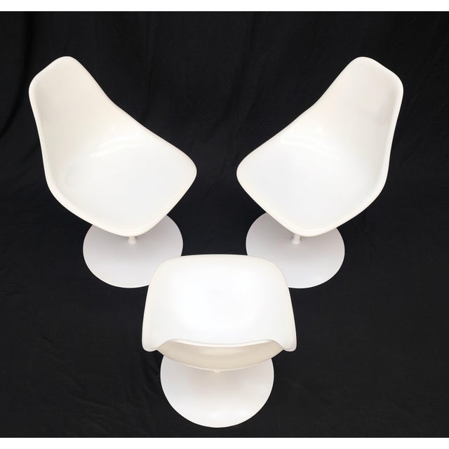 Set of 3 Mid Century Modern Tulip Base White Fiberglass Side Dining Chairs MINT! For Sale - Image 14 of 14