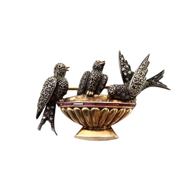 Gold Gold and Silver Brooch with Birds at the Water Trough, Diamond Chips and Calibrated Rubies For Sale - Image 8 of 8
