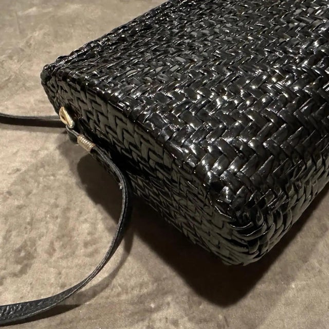 1960s French Riviera Style Glossy Black Wicker and Brass Italian Shoulder Bag For Sale - Image 4 of 12