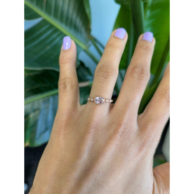 A 1.32-carat Cor de Rosa morganite glows in a soft rose-pink at the centre of this solid 14K rose gold ring, accented by...