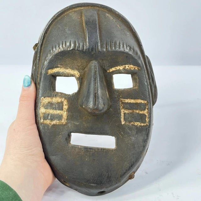 Early 20th Century Kumu Wooden Mask For Sale In Denver - Image 6 of 6
