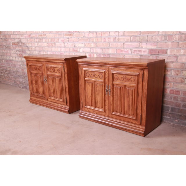 Mission Ethan Allen Arts & Crafts Carved Oak Bedside Chests, Newly Refinished For Sale - Image 3 of 13