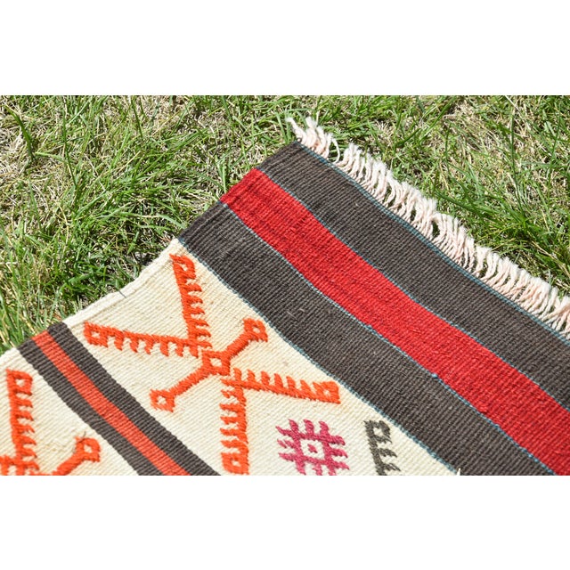1950s 1950s Hair Band Motif Rustic Style Turkish Vintage Handwoven Kilim Rug For Sale - Image 5 of 11