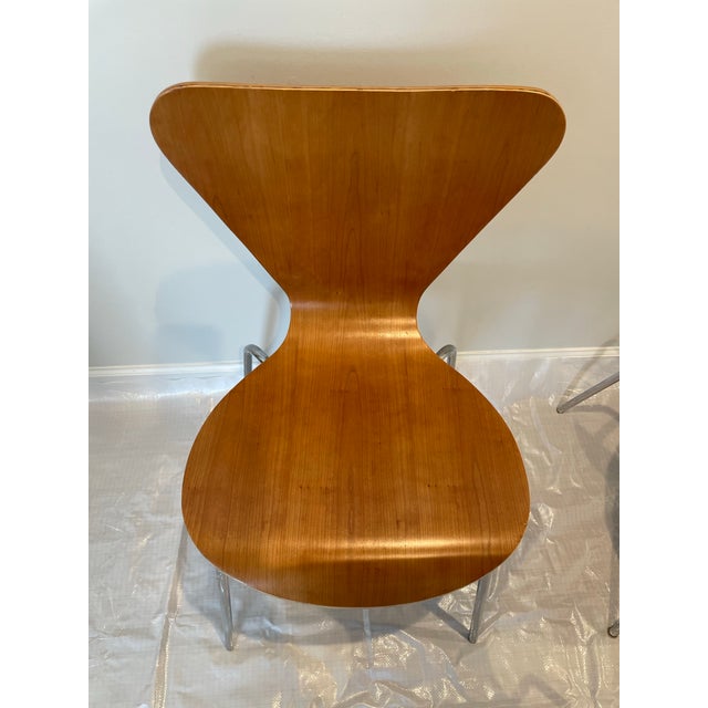Set of four iconic “Sevener” -style chairs from the 1970s, wiith original finish, in good condition: The set features the...