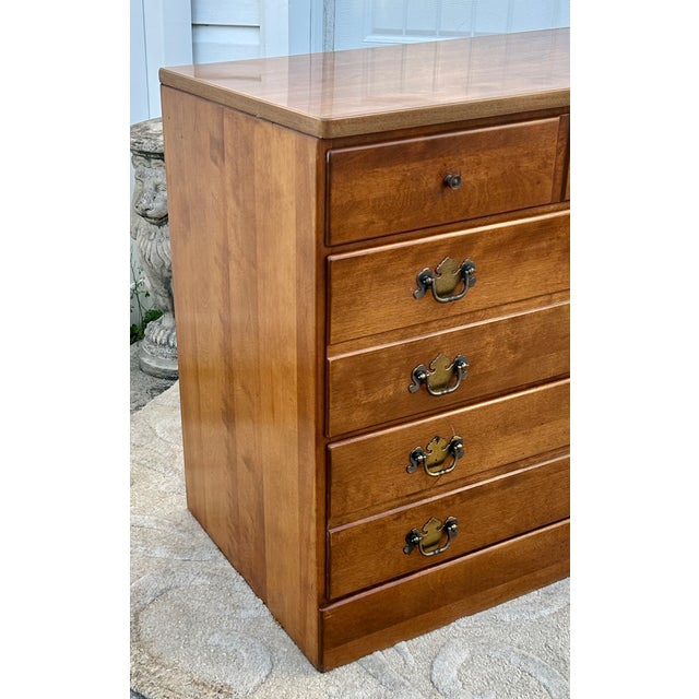 1960s Vtg. Ethan Allen Nutmeg American Style Three Drawer Maple Chest W/Mica Top For Sale - Image 5 of 15