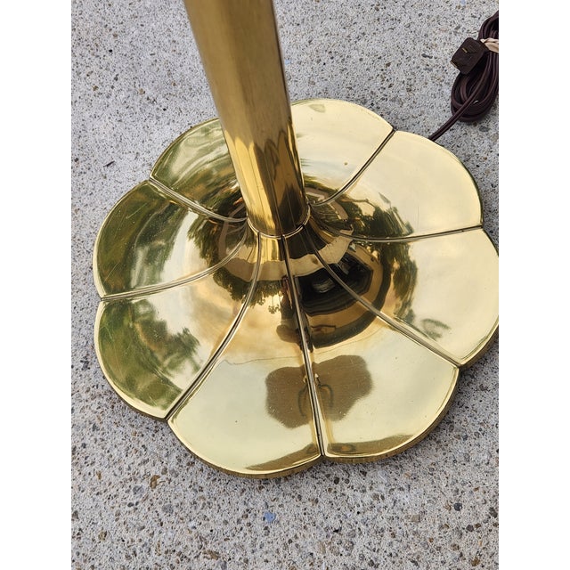 Vintage Stiffel Model #3622 (Mcm) Brass Lotus Lily Parzinger Floor Lamp Featuring Integrated Glass End Table For Sale - Image 9 of 17