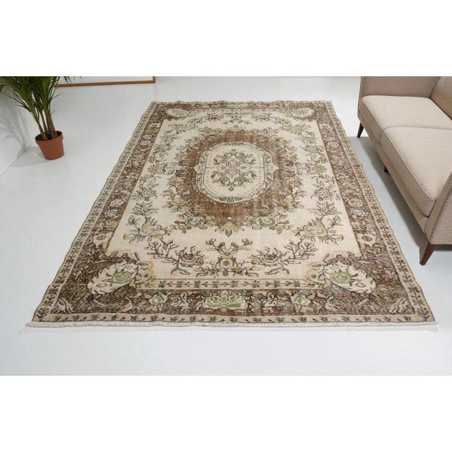 Turkish 1950s Home Living Oushak Bohemian Rug For Sale - Image 3 of 10