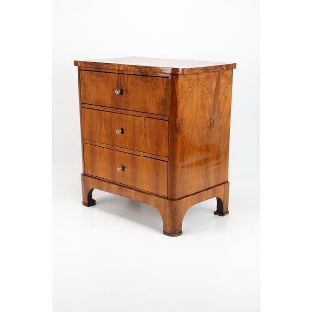 South German Biedermeier Chest of Drawers in Walnut, 1820s For Sale - Image 4 of 13
