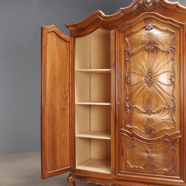 Antique Baroque Style 3-Door Wardrobe in Walnut For Sale - Image 5 of 13