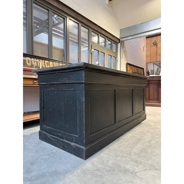 Ilot de magasin recouvert d’une pierre bleue For Sale - Image 13 of 13