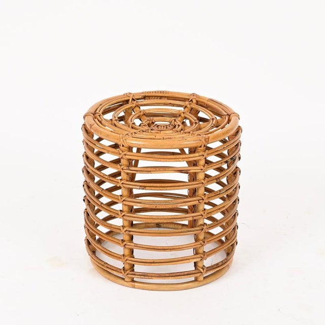 Wonderful Mid-Century pouf or side table fully made in curved rattan and hand-woven wicker. This stylish organic pouf was...