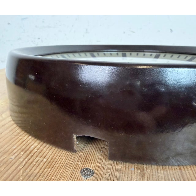Industrial Brown Bakelite Factory Wall Clock from Pragotron, 1960s For Sale - Image 14 of 18