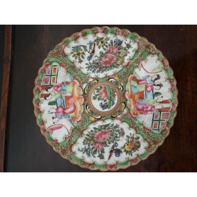 Late 19th Century Set of Four Scalloped Rim Rose Medallion Plates, 19th Century For Sale - Image 5 of 6