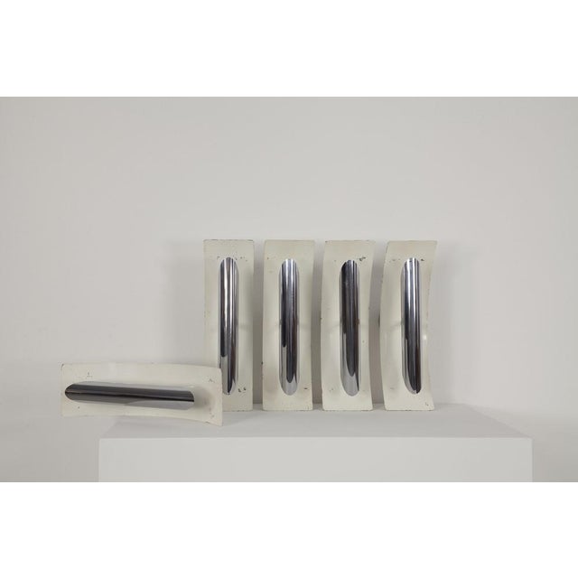 1970s Wall Lamps in White Painted Aluminum and Chrome, Italy, 1970s, Set of 5 For Sale - Image 5 of 18