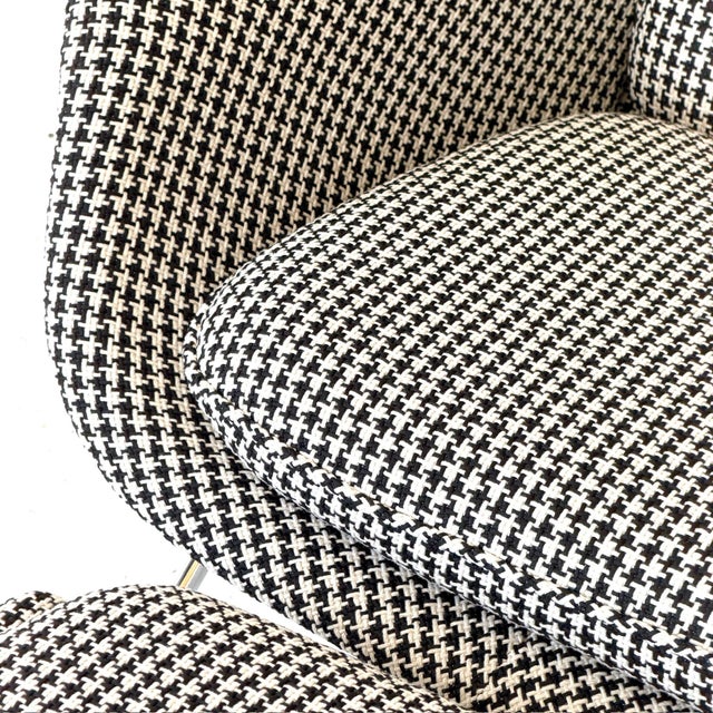 Mid-Century Modern 1970s Womb Chair + Ottoman by Eero Saarinen for Knoll in Houndstooth For Sale - Image 3 of 7