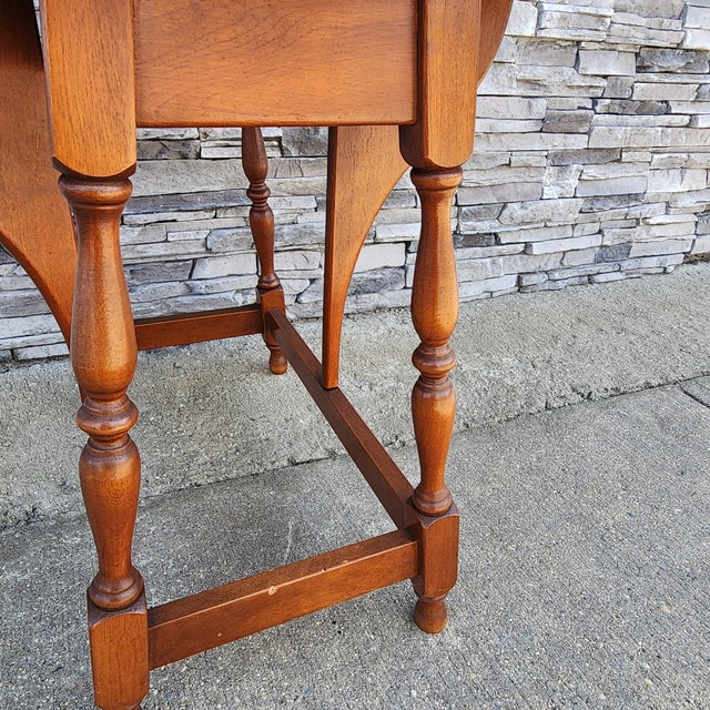 American Heywood Wakefeild American Drop Leaf Pembroke Accent Table For Sale - Image 3 of 10