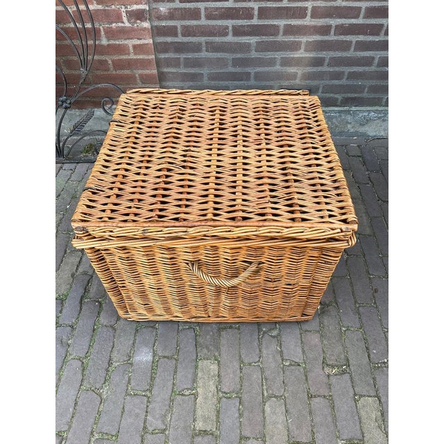 Tan Large Wicker Log Basket with Lid and Handles, 1960s For Sale - Image 8 of 17