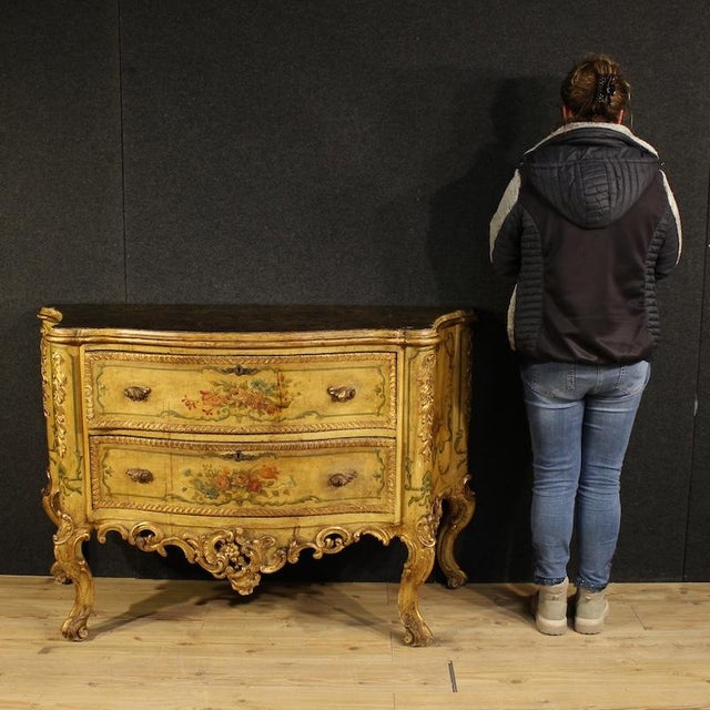 Venetian chest of drawers from the mid-20th century. This Baroque-style commode is in wood richly carved, lacquered,...