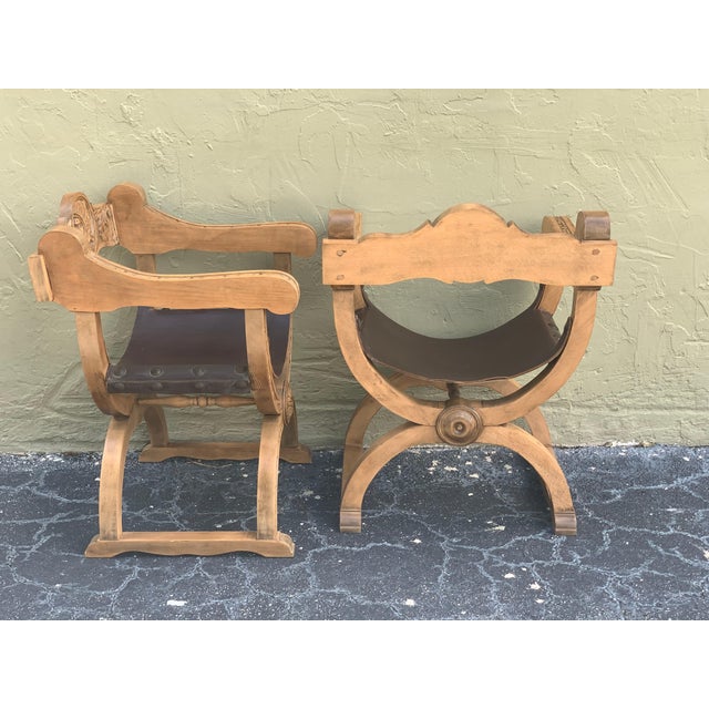 19th Century Pair of Carved Walnut Leather Savonarola Bench or Settee For Sale - Image 4 of 18